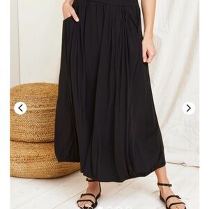 Garnet Hill Favorite Skirt with pockets, in black. Excellent condition.